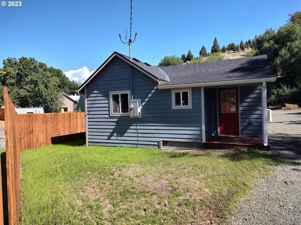 211 1/2 S Washington St, Canyon City, OR 97820