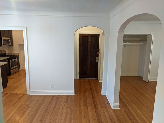 4th image of 3319-21 W Catalpa Ave #3319C-1