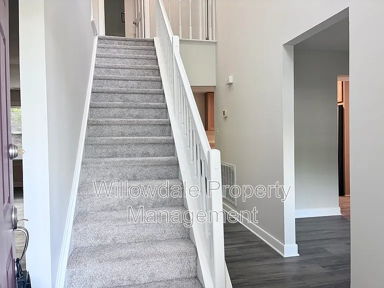 102 E Charing Cross — Photo 3