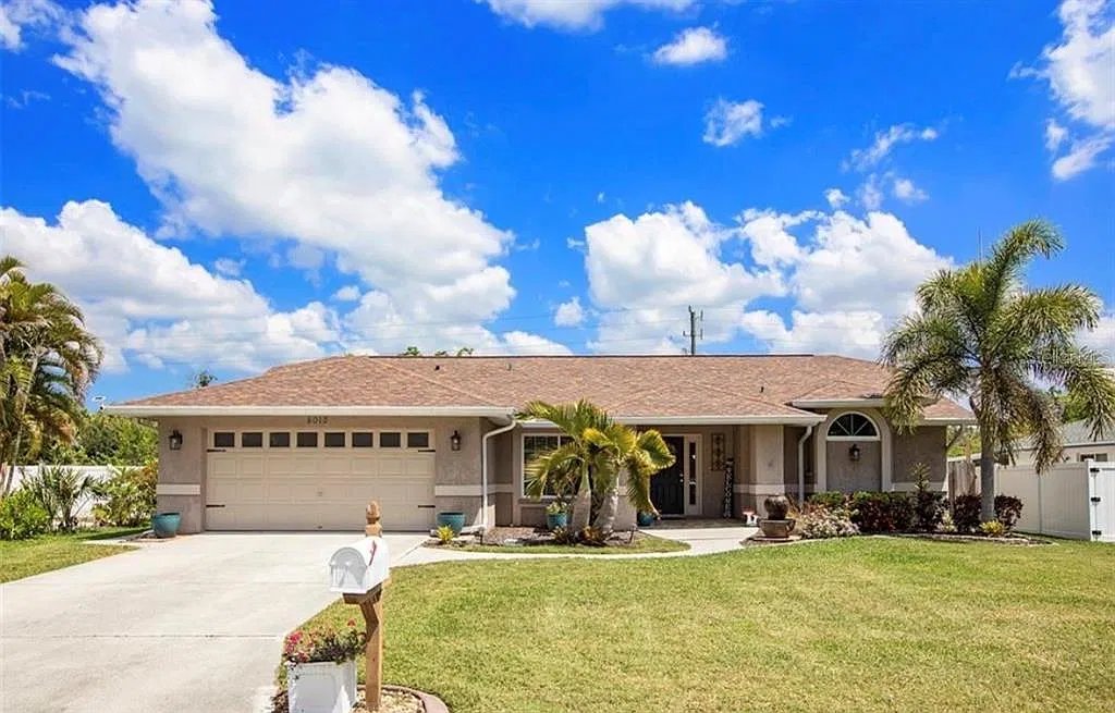 3 bed, 2.0 bath, 1949 sqft, $2,500 — Photo 1