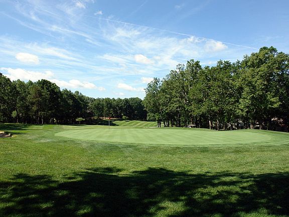 5th image of 102 Rolling Green Dr