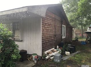 5 Loetscher Ln, Hampton Bays, NY 11946