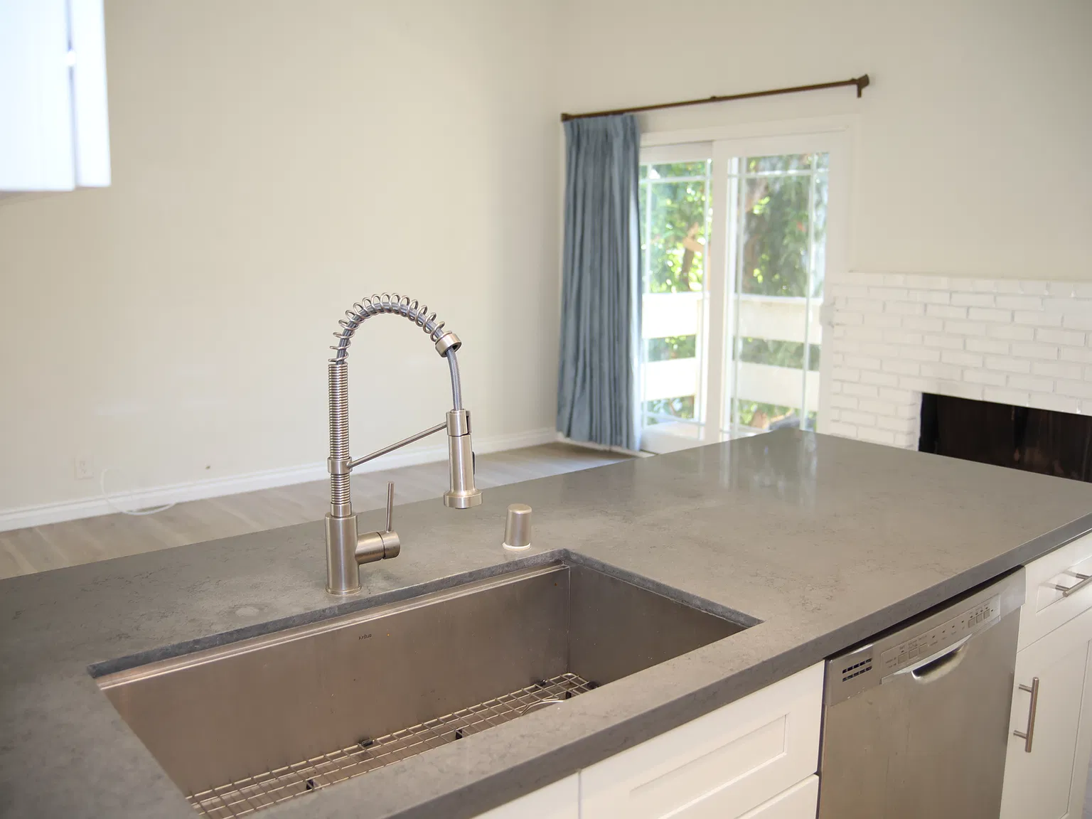 2 bed, 2.5 bath, 1377 sqft, $5,000 — Photo 4