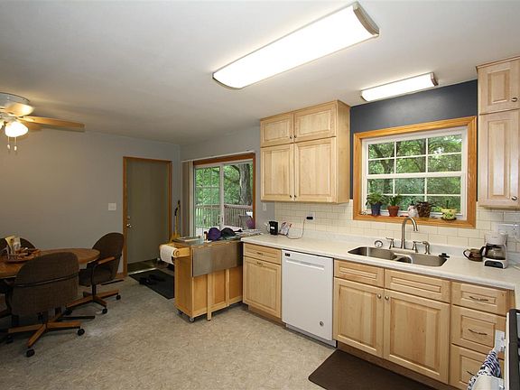 5th image of 701 4th Ave NE