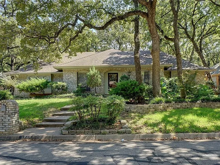 5705 Royal Club Dr — Photo 1
