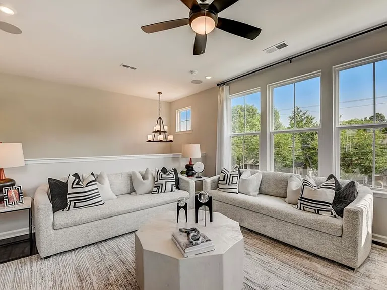 4036 Hidden Oaks Dr — Photo 2