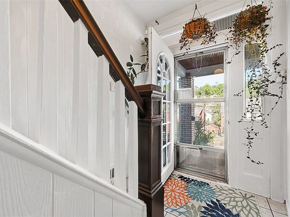 3rd image of 2219 Edgebrook Ave