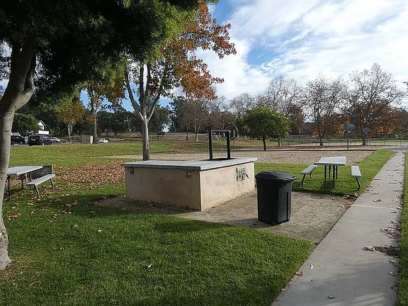 4th image of 414 Parkview N