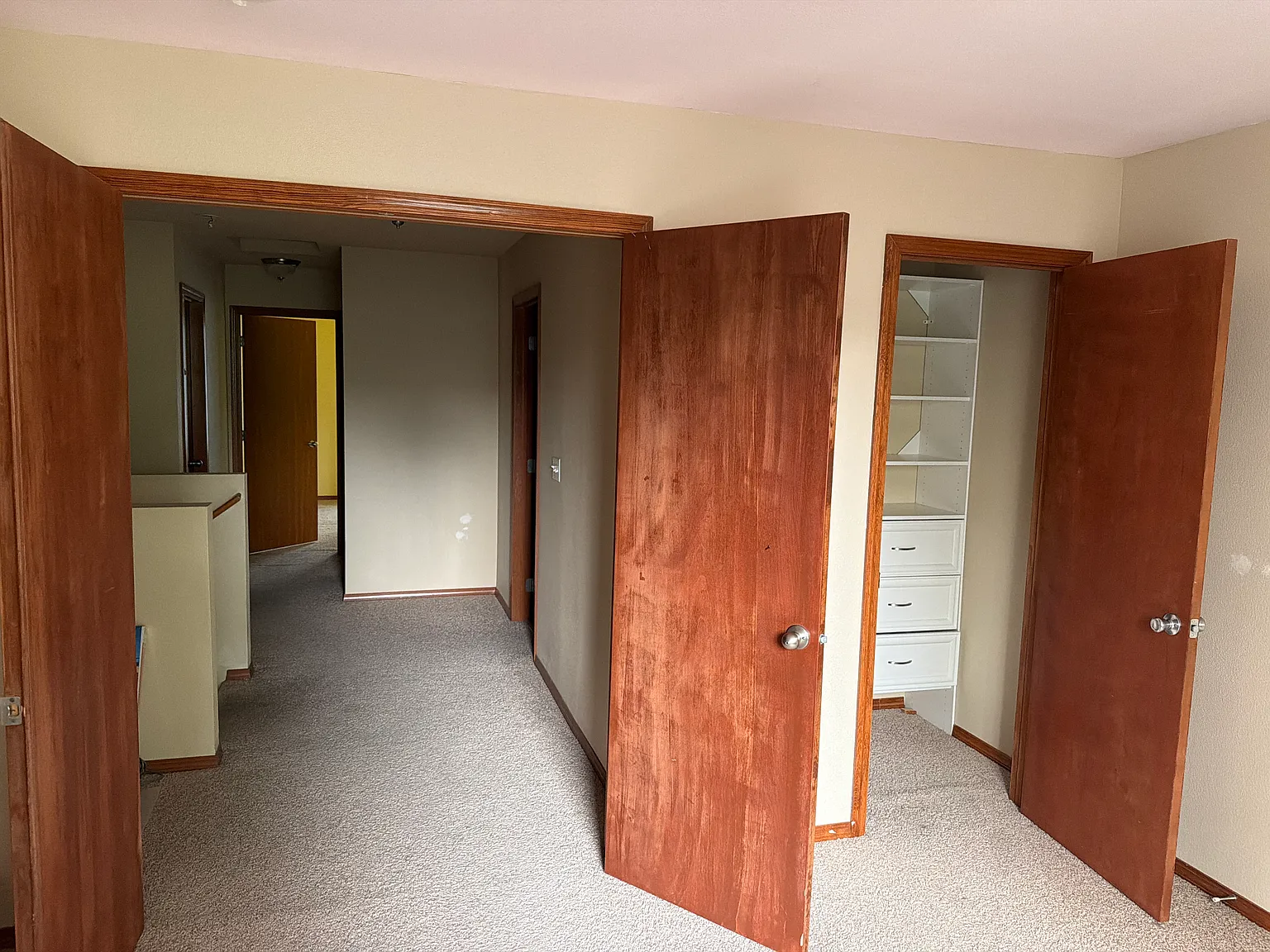 4 bed, 2400 sqft, $800 — Photo 2