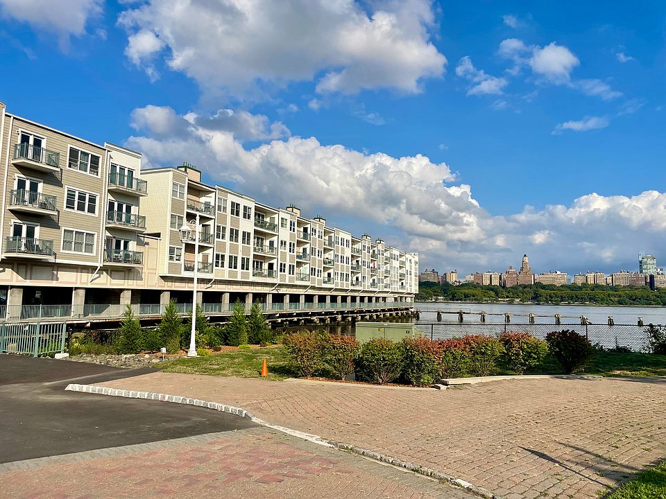 1st image of 325 The Promenade #325