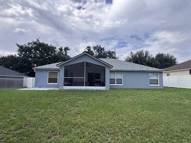 1004 Chateau Cir — Photo 35