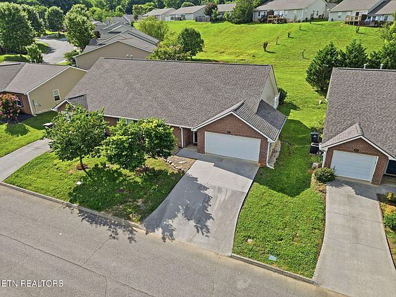 3rd image of 815 Spring Park Rd