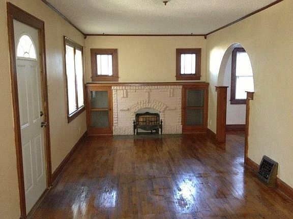 Living room with built-in bookcases and a non-functioning fireplace
