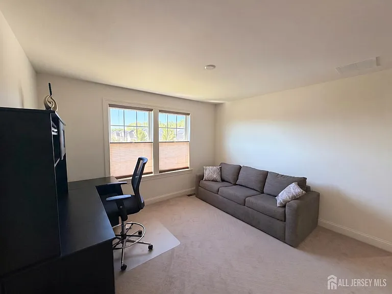 47 Thomas Dr — Photo 9