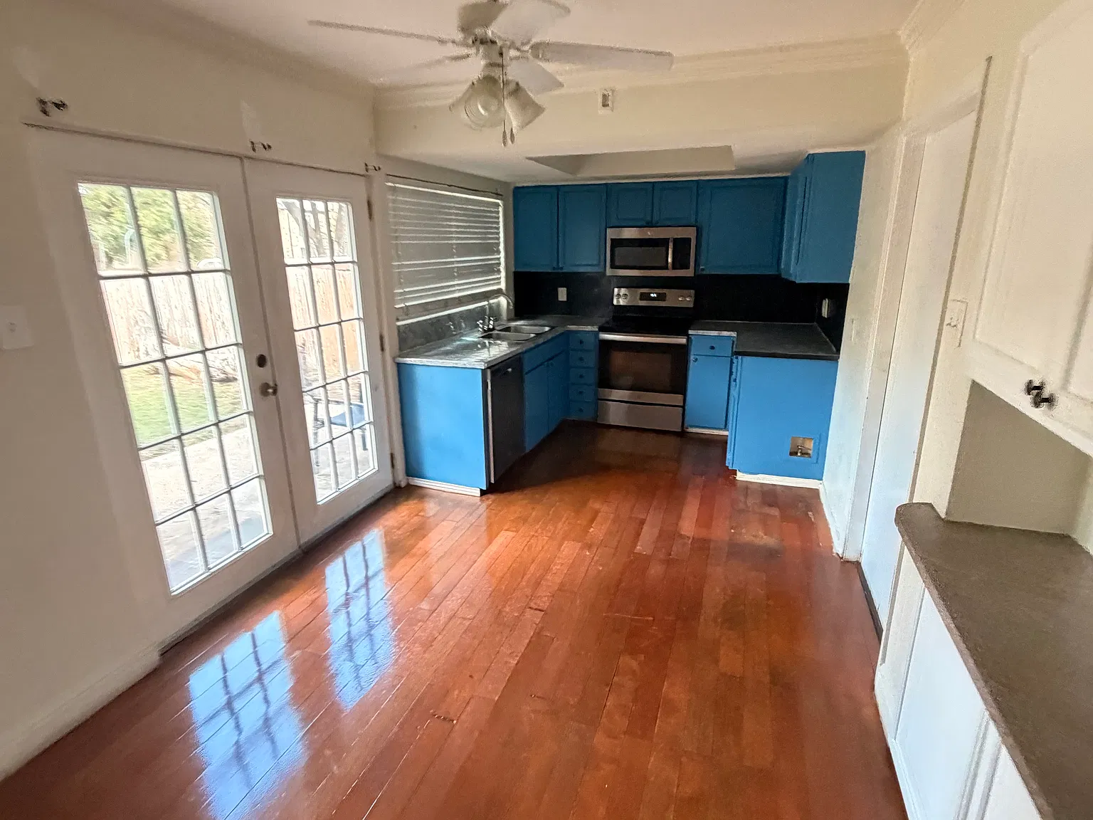 4 bed, 1400 sqft, $2,445 — Photo 2