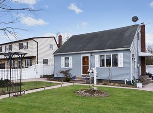 140 Brookside Ct, Copiague, NY 11726