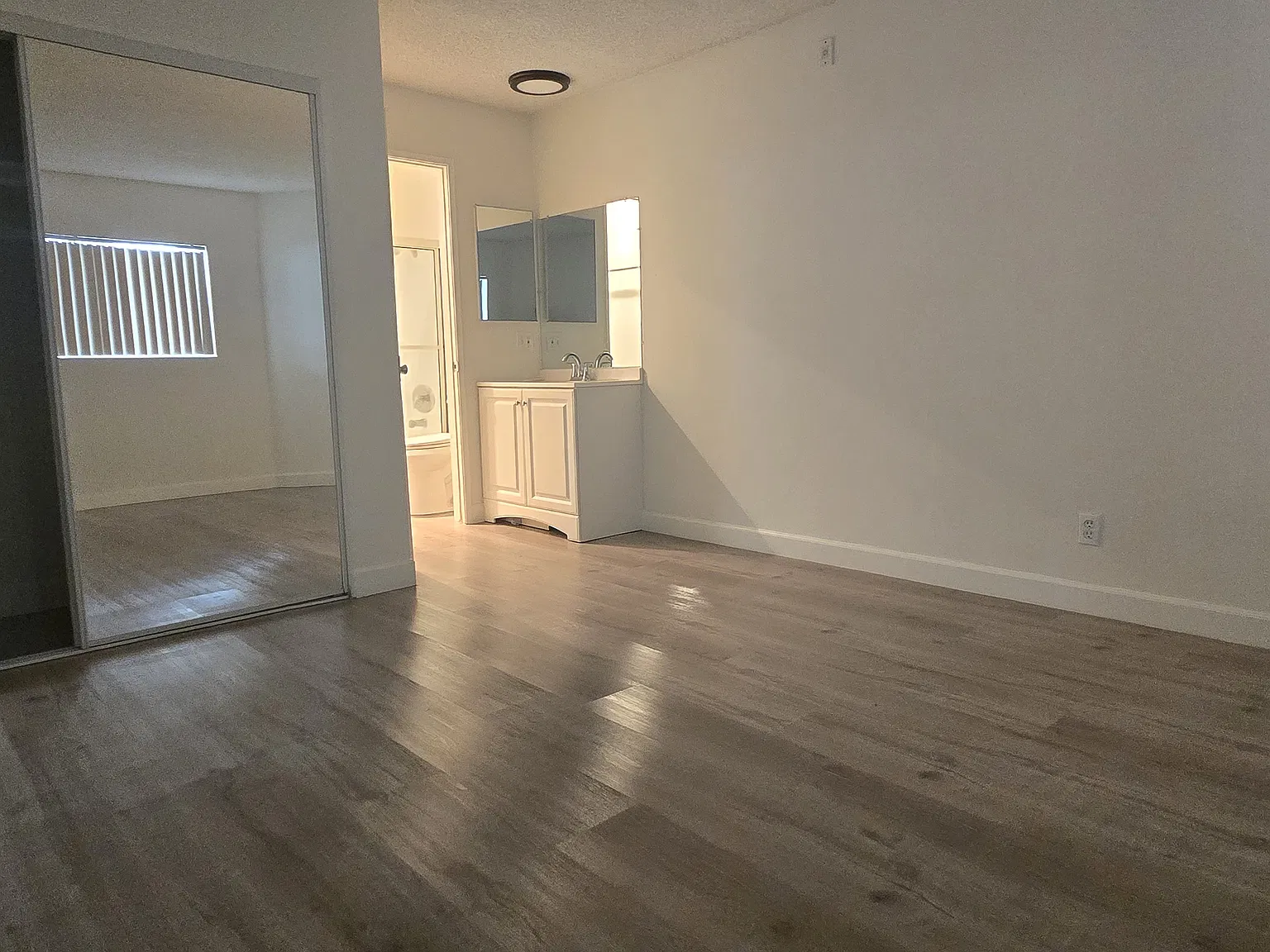 Saticoy Villas — Photo 3