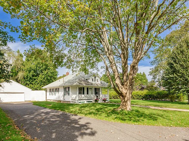 15 Maidstone Ave — Photo 1