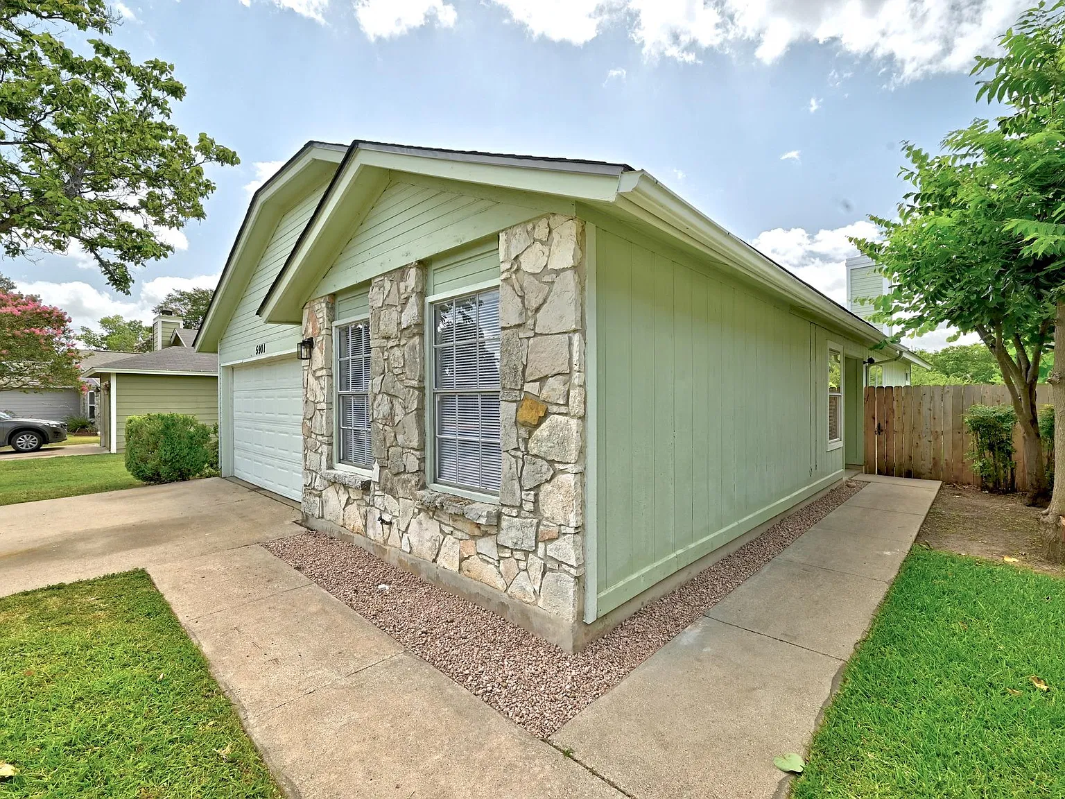 3 bed, 2.0 bath, 1216 sqft, $1,895 — Photo 3