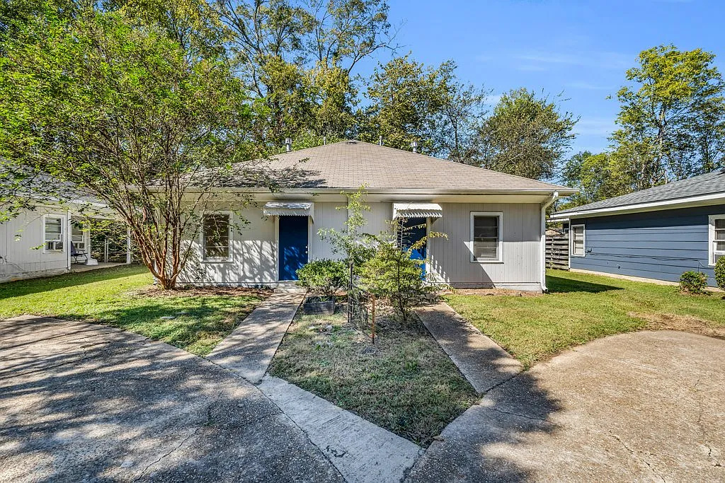 305 Old West Point Rd — Photo 1