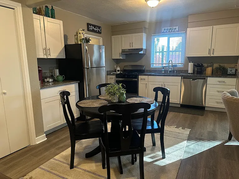 208 University Blvd SE — Photo 4