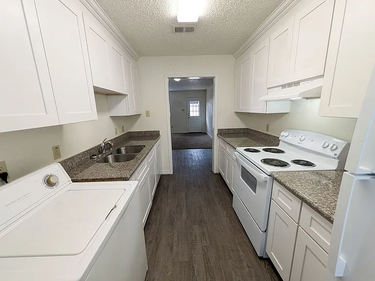 Laurel Square Townhomes — Photo 22