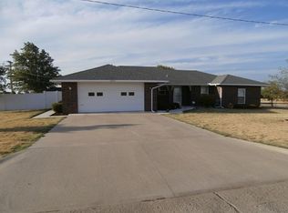 1602 Country Rd, Blackwell, OK 74631