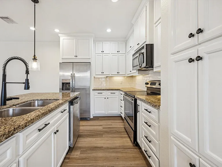 5402 Jonathan Ln — Photo 3