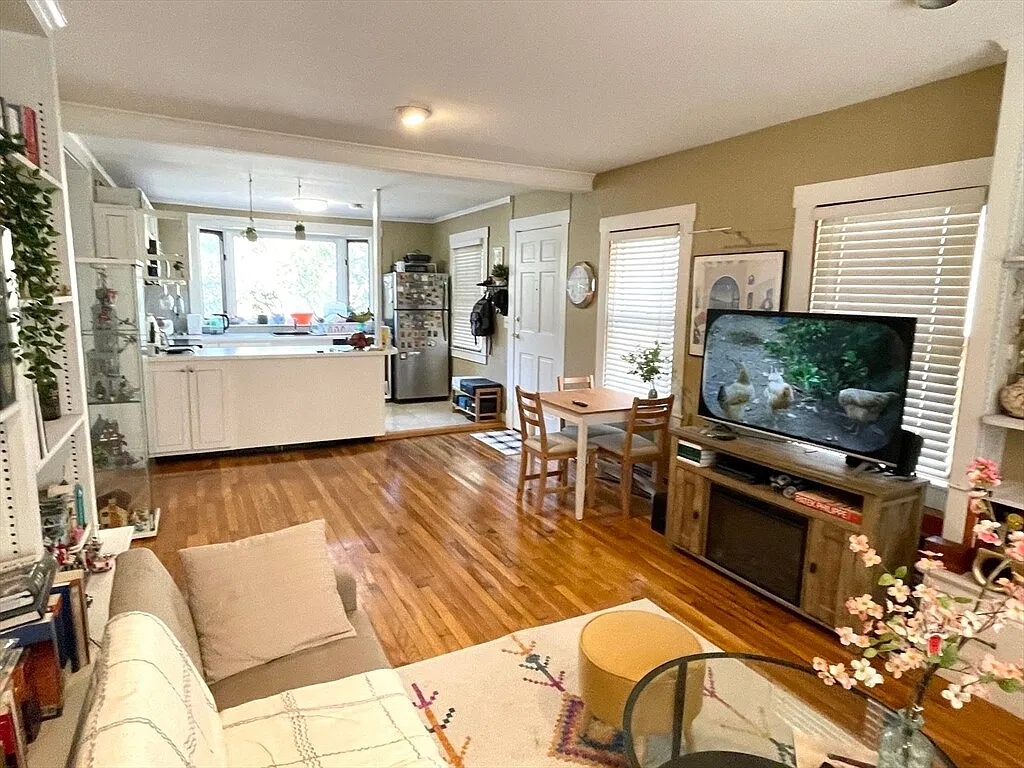 2 bed, 881 sqft, $2,350 — Photo 2