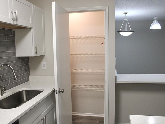 3rd image of 703 Hickory Knl