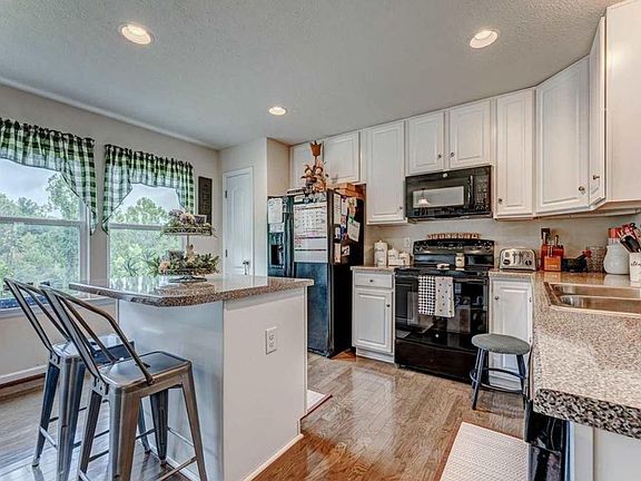 4th image of 108 Auburn Dr #1