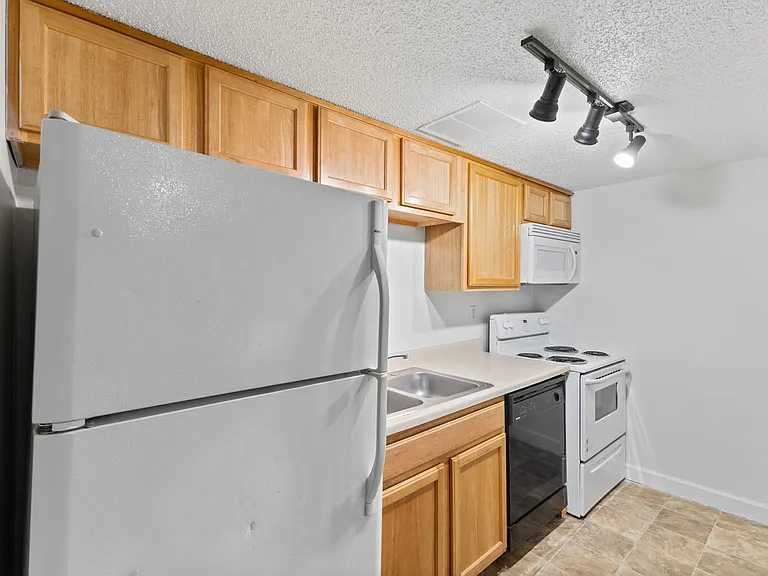 Balsam Avenue Apartments - The Courts — Photo 19