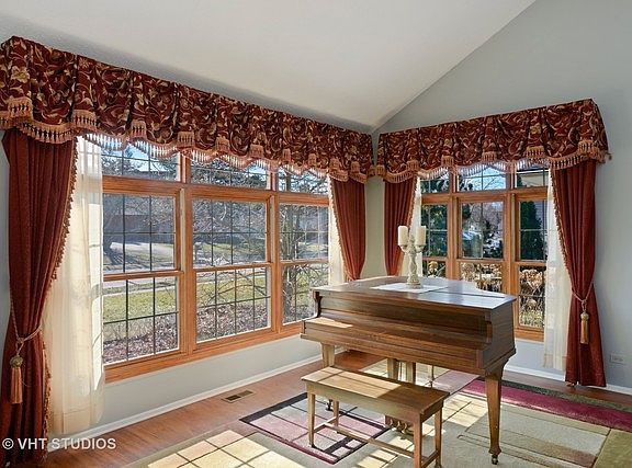 3rd image of 2450 Larchmont Ln