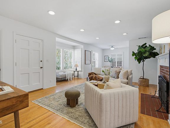 3rd image of 2619 Mary St