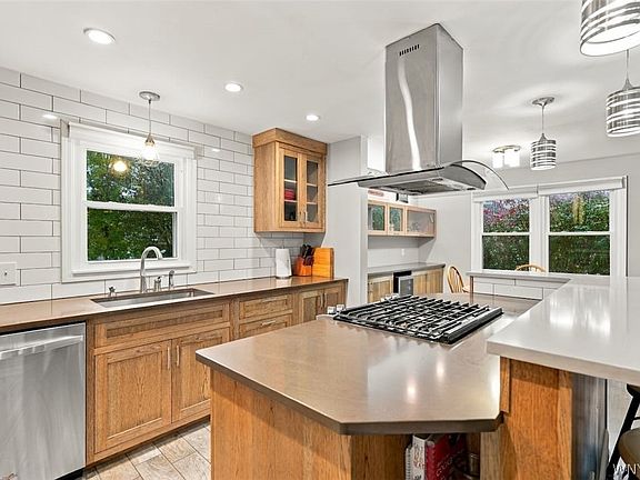 3rd image of 52 Harvey Dr
