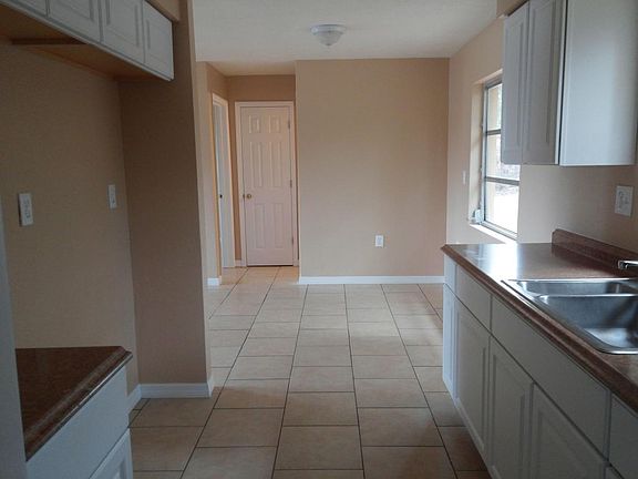 3rd image of 8 Oak Hollow Dr