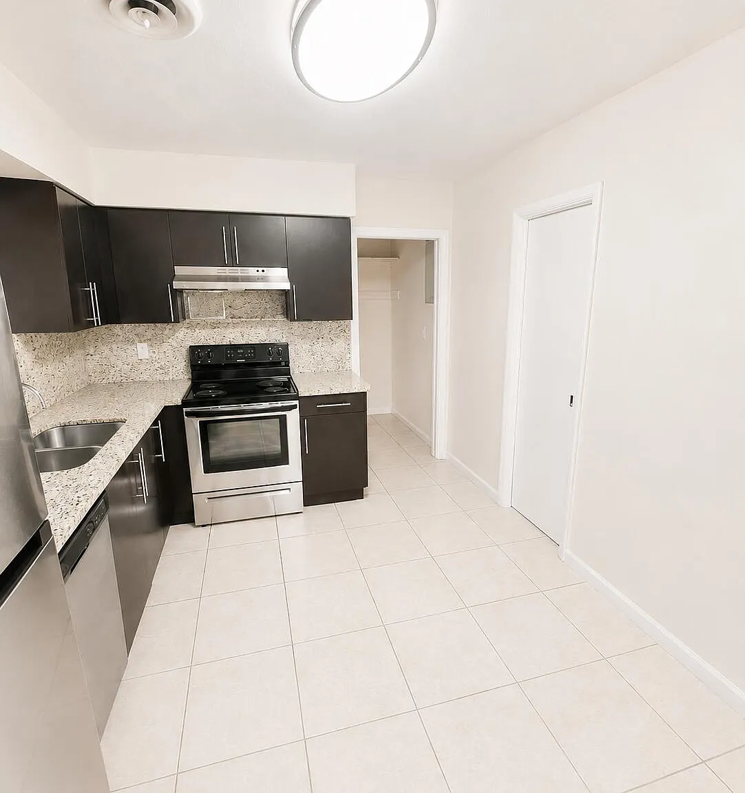 3 bed, 2.0 bath, 1300 sqft, $3,250 — Photo 3