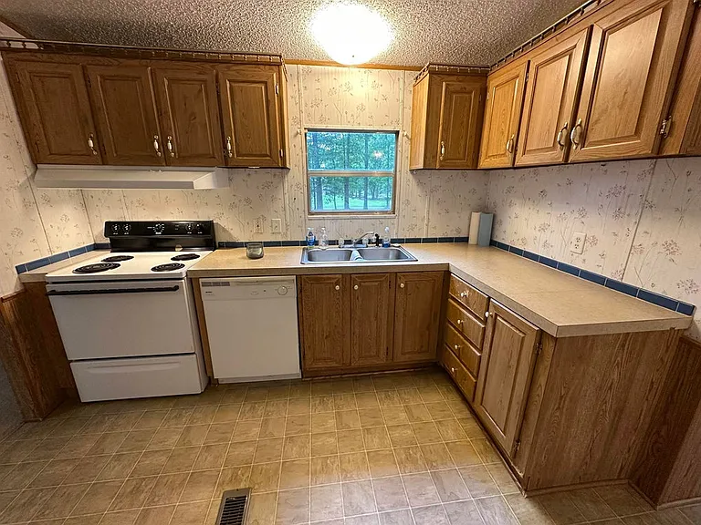 847 Twin Towers Rd — Photo 3