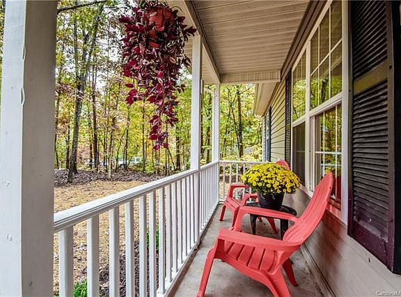 3rd image of 111 Waderich Ln