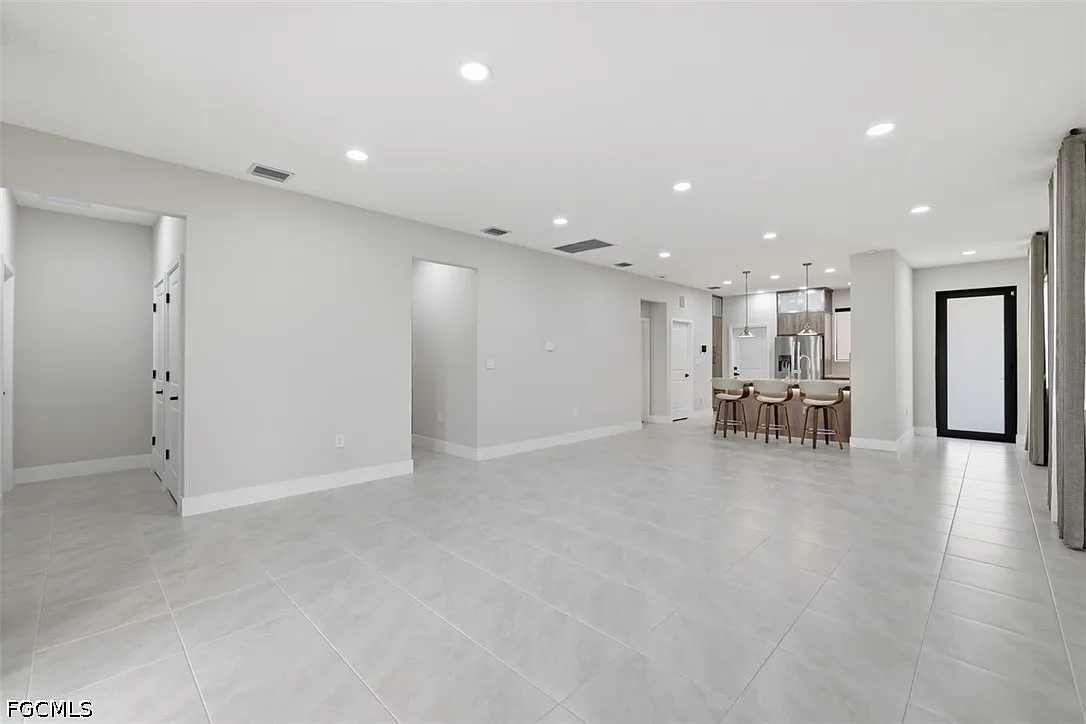 3 bed, 2.5 bath, 1717 sqft, $2,800 — Photo 3