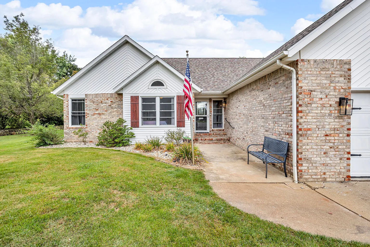 2018 W Coachlight Dr photo 1