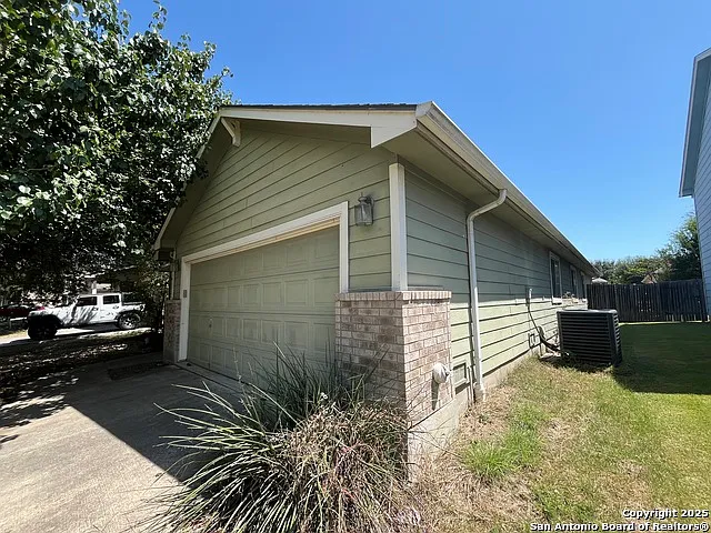 5 bed, 2.0 bath, 2141 sqft, $1,875 — Photo 2