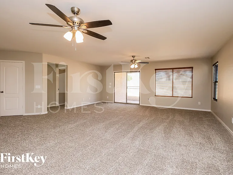 914 W Desert Canyon Dr — Photo 2