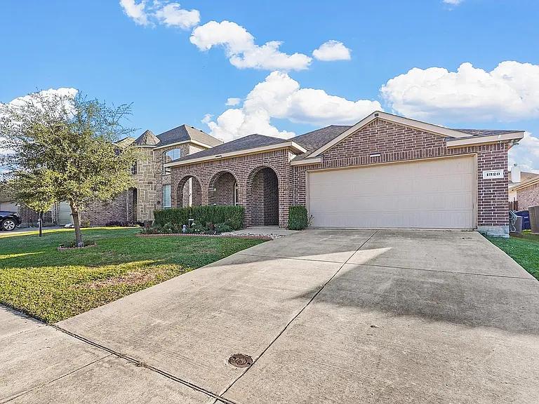 1320 Riviera Dr — Photo 4