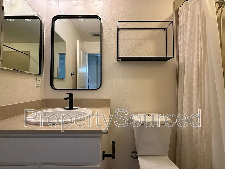 170 N North St #104 — Photo 27