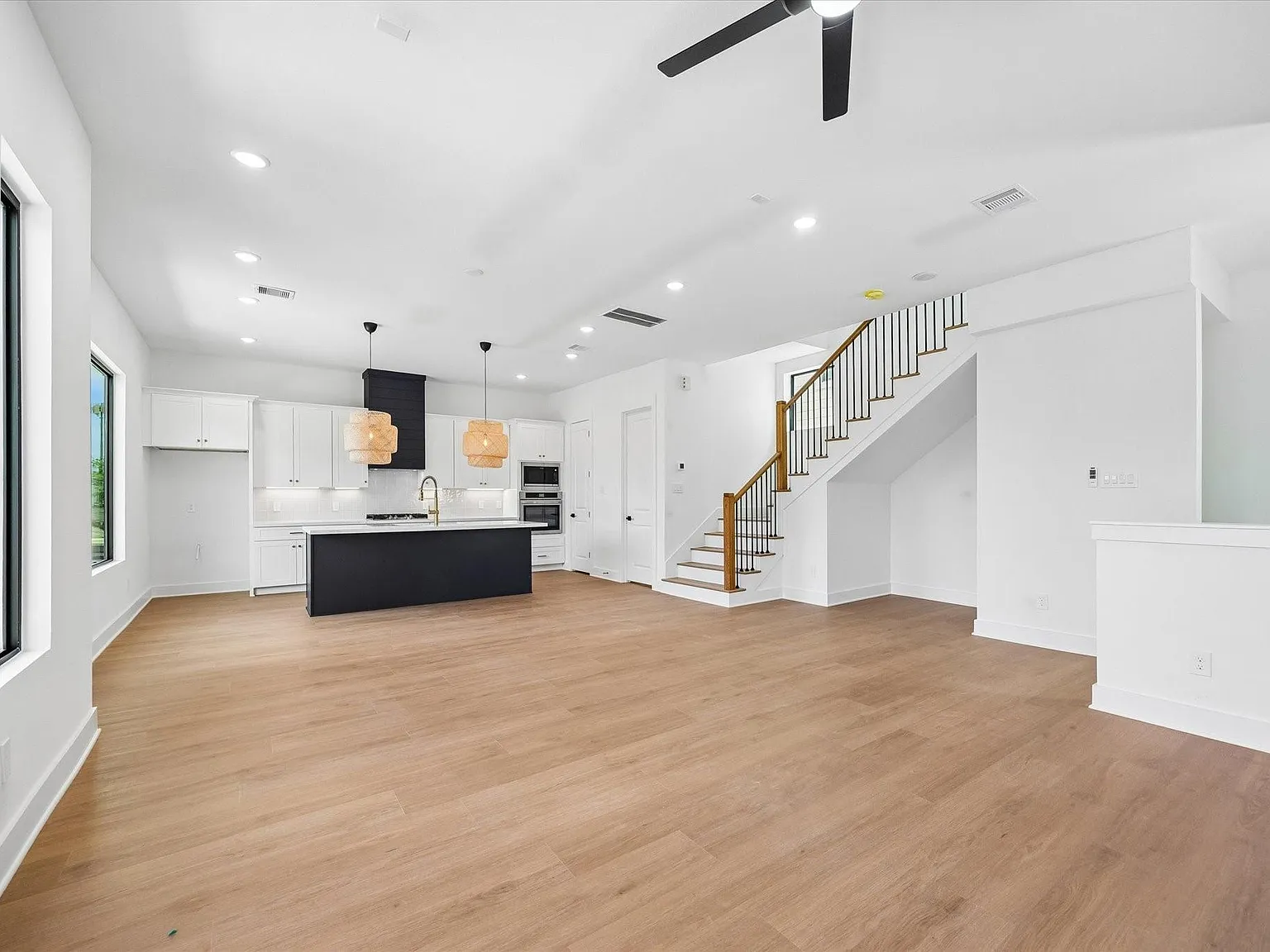 3 bed, 3.5 bath, 2099 sqft, $4,200 — Photo 3