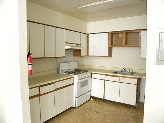 4th image of 281 Grand St