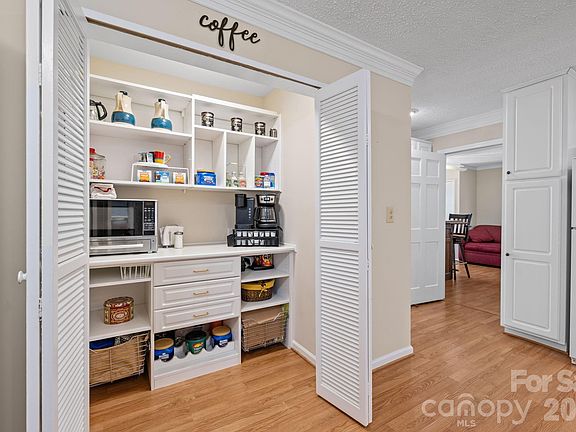 5th image of 401 Downing Dr