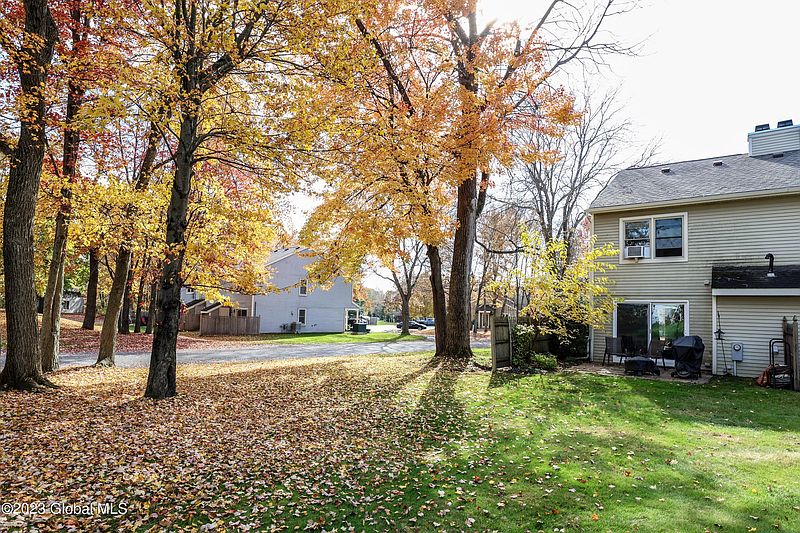 4th image of 11 Putnam Court