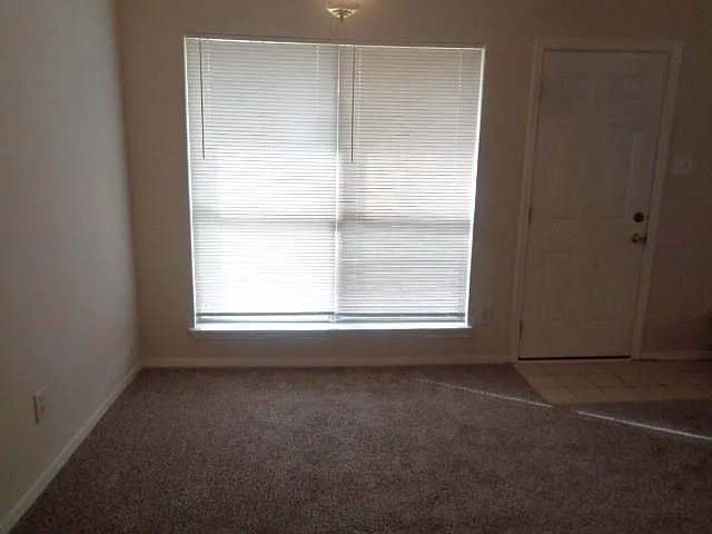 3 bed, 2.0 bath, 1449 sqft, $1,475 — Photo 3